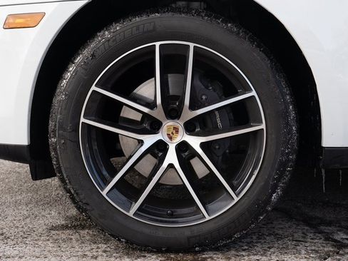 Certified 2025 Porsche Macan image 12