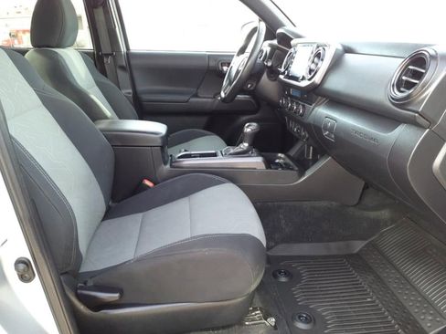 Used 2022 Toyota Tacoma TRD Off-Road AWD/4WD image 15