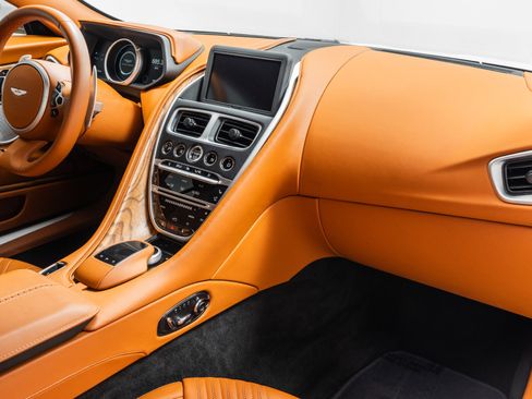 Used 2018 Aston Martin DB11 Coupe RWD image 14