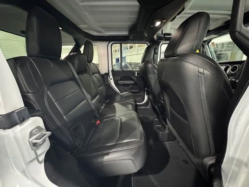 Used 2018 Jeep Wrangler Unlimited Sahara image 37