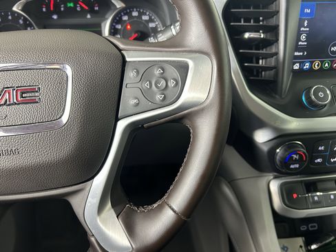 Used 2023 GMC Acadia SLT image 17