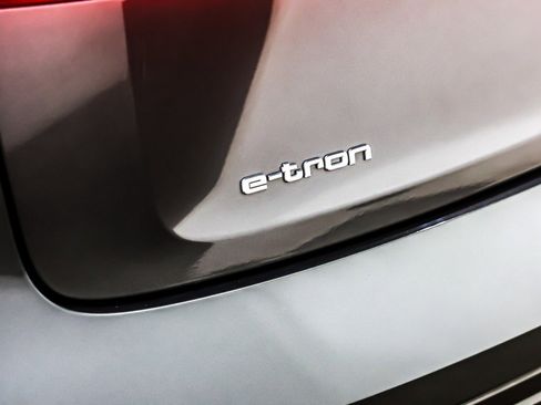 Used 2022 Audi e-tron Premium w/ Convenience Plus Package image 10