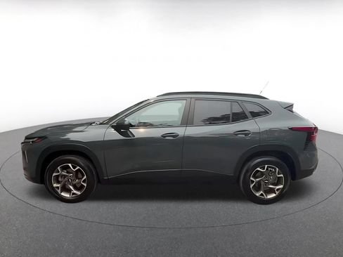 Used 2025 Chevrolet Trax LT w/ LT Convenience Package FWD image 10