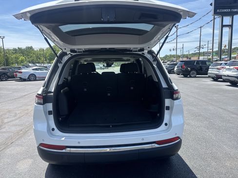 Used 2023 Jeep Grand Cherokee Laredo AWD/4WD image 5