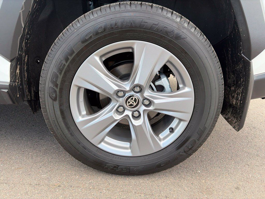 Used 2025 Toyota RAV4 LE AWD/4WD image 32