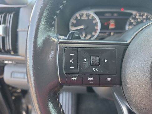 Used 2025 Nissan Pathfinder SV AWD/4WD image 17