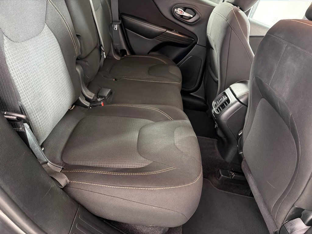 Used 2017 Jeep Cherokee Latitude FWD image 21