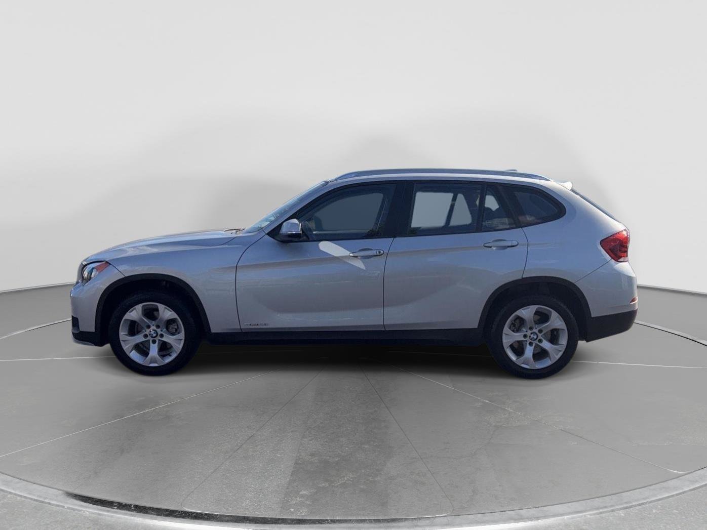 Used 2015 BMW X1 sDrive28i RWD image 2