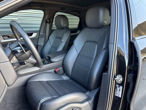 Certified 2025 Porsche Cayenne Coupe image 5