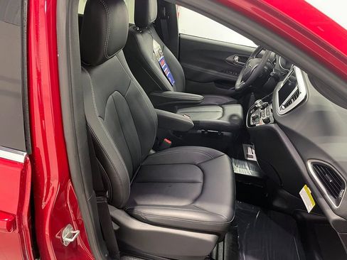 Used 2026 Chrysler Voyager LX image 22