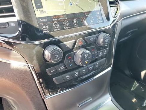 Used 2022 Jeep Grand Cherokee Limited image 22