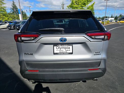 Used 2021 Toyota RAV4 XLE AWD/4WD image 5