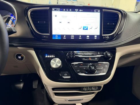 Used 2023 Chrysler Pacifica Touring-L FWD image 48