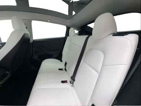 Used 2024 Tesla Model Y 2WD image 23