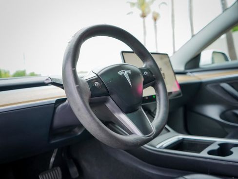 Used 2023 Tesla Model 3 Standard Range image 9