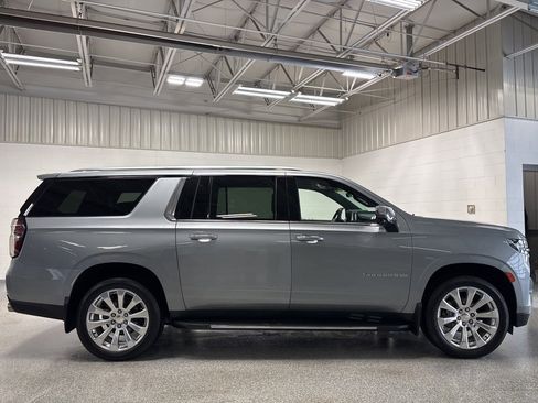 Used 2023 Chevrolet Suburban Premier w/ Premium Package image 8