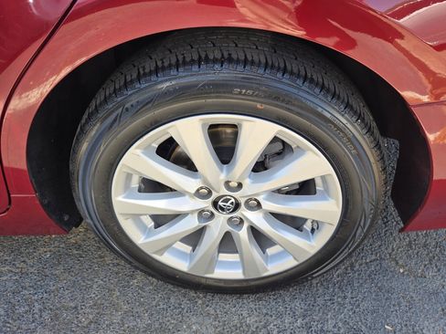 Certified 2018 Toyota Camry LE image 5