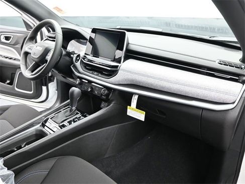 Used 2025 Jeep Compass Sport image 12