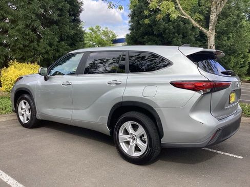 Used 2023 Toyota Highlander LE FWD image 8