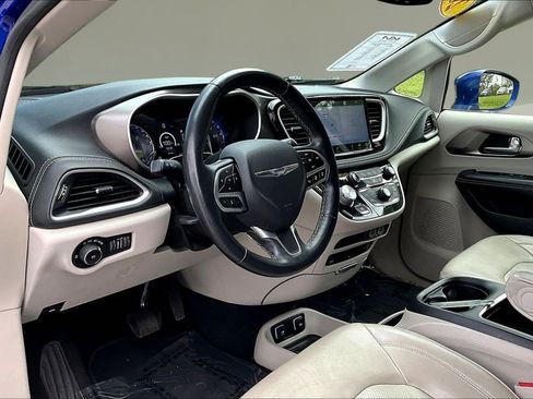 Used 2021 Chrysler Pacifica Touring-L w/ Uconnect Theater Family Group AWD/4WD image 14