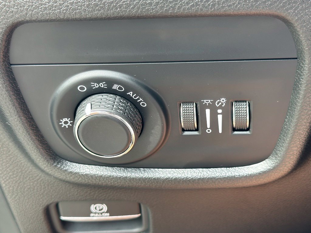 Used 2023 Jeep Grand Cherokee Altitude AWD/4WD image 34