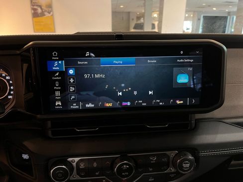 Used 2025 Jeep Wrangler Unlimited Sahara AWD/4WD image 20