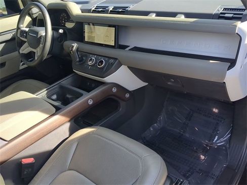 Used 2023 Land Rover Defender 90 SE image 11