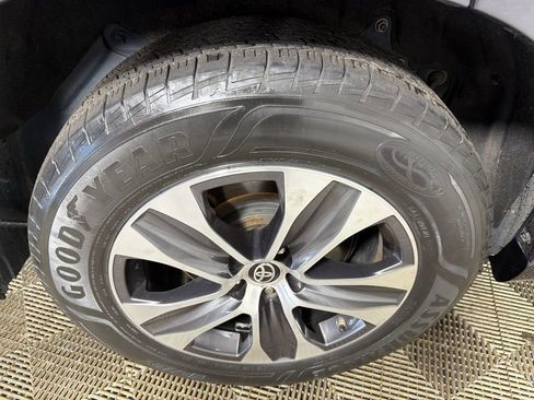 Used 2021 Toyota Highlander XLE FWD image 18