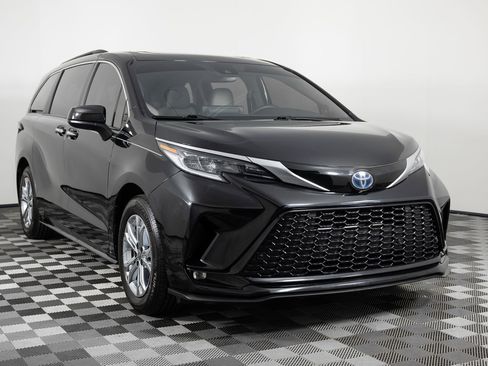 Used 2022 Toyota Sienna XSE w/ XSE Plus Package image 10