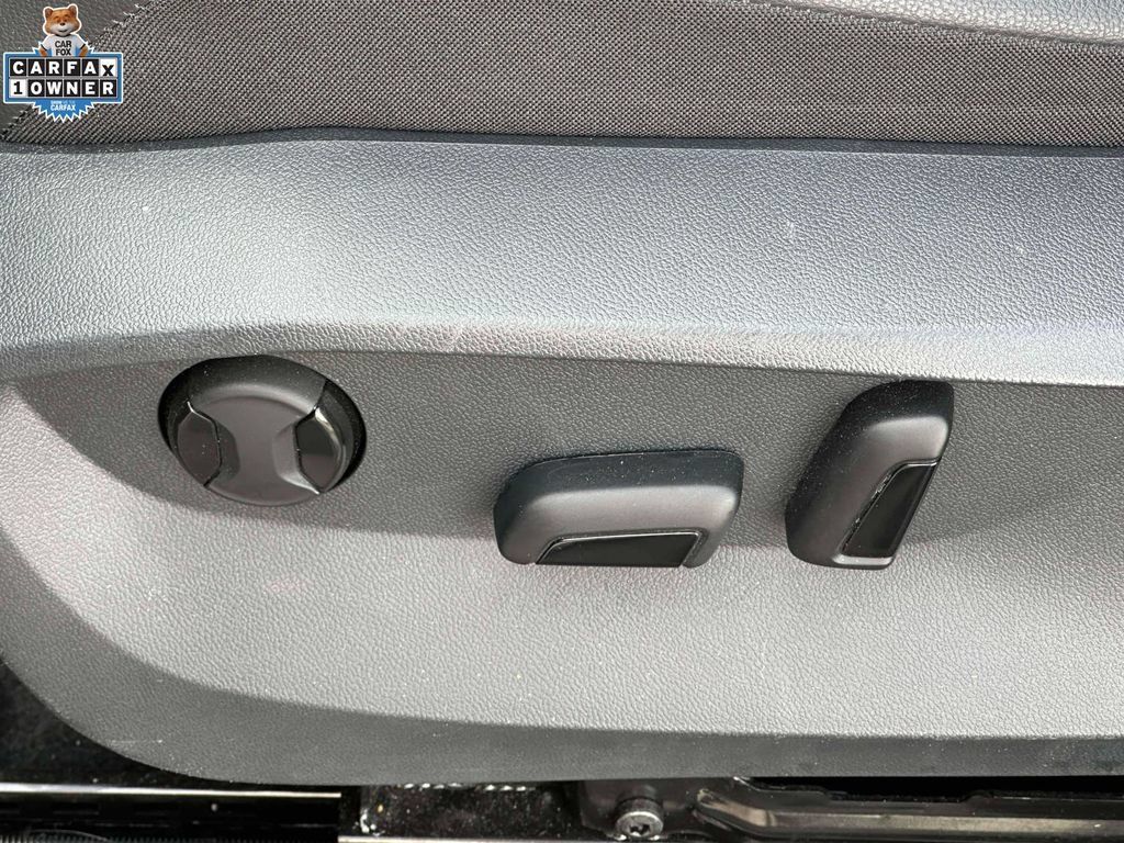 Used 2024 Volkswagen Tiguan SE w/ Panoramic Sunroof Package AWD/4WD image 17