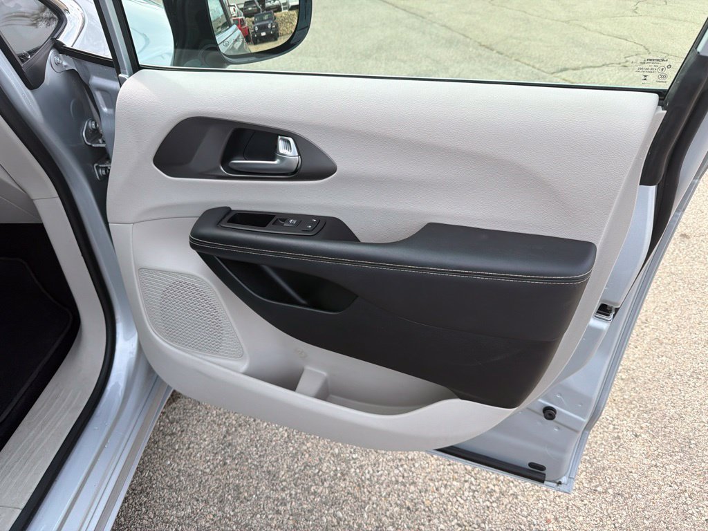 Used 2024 Chrysler Pacifica Touring-L FWD image 28