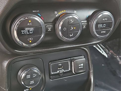 Used 2017 Jeep Renegade Trailhawk AWD/4WD image 21