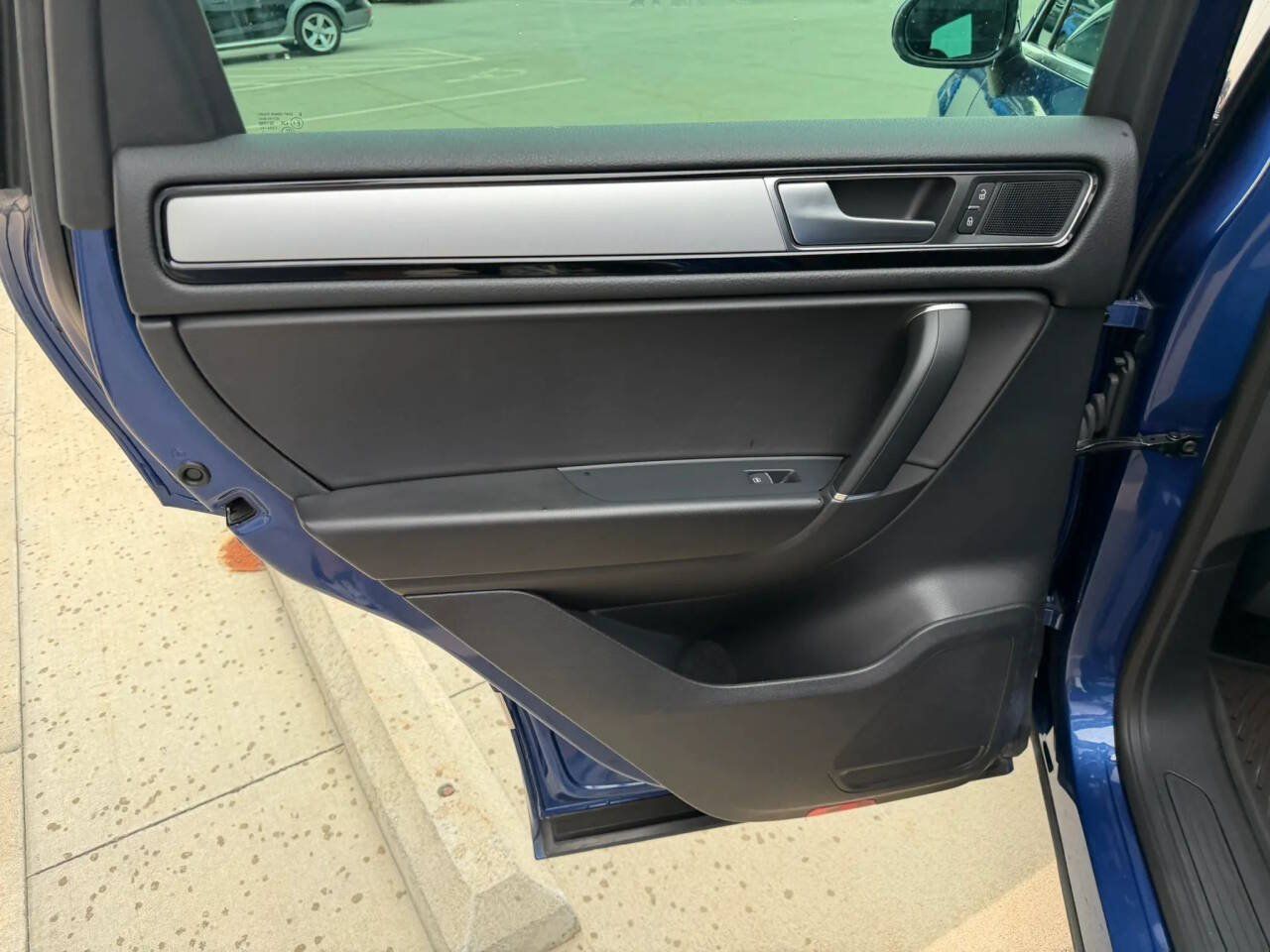 Used 2016 Volkswagen Touareg Sport AWD/4WD image 33