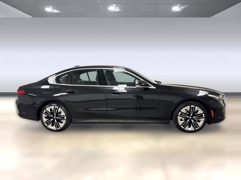 Certified 2025 BMW 530i image 6