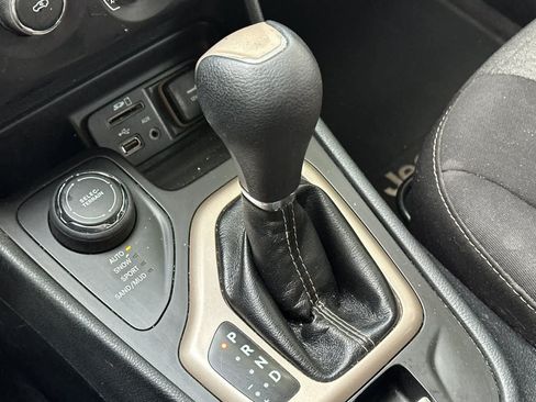Used 2016 Jeep Cherokee Sport AWD/4WD image 23