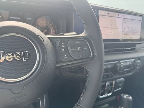 Used 2025 Jeep Wrangler Unlimited Sport AWD/4WD image 25