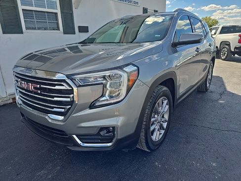 Used 2024 GMC Terrain SLT image 3