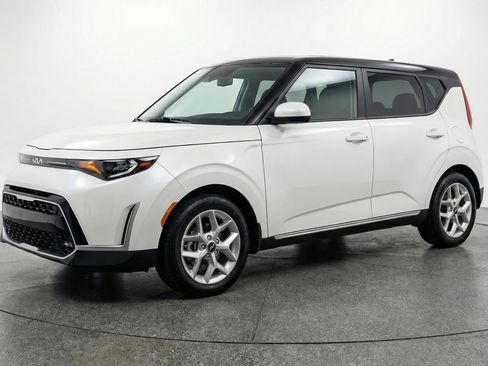 Used 2025 Kia Soul LX w/ LX Technology Package FWD image 3