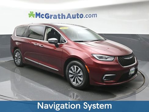 Used 2023 Chrysler Pacifica Limited FWD image 2