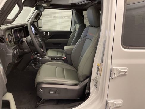 New 2025 Jeep Gladiator Mojave w/ Convenience Group image 15