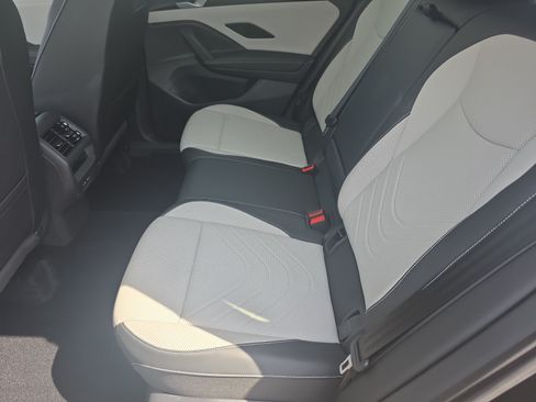 Certified 2025 Volkswagen Tiguan SE w/ Panoramic Sunroof Package FWD image 17