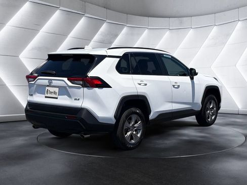 Used 2024 Toyota RAV4 XLE FWD image 5