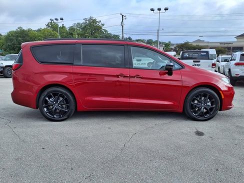 New 2026 Chrysler Pacifica Limited w/ S Appearance Package image 3