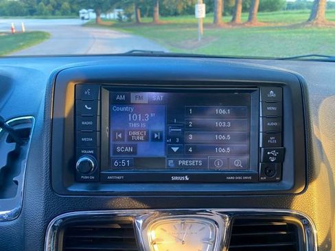 Used 2012 Chrysler Town & Country Touring-L w/ Entertainment Group #2 FWD image 20
