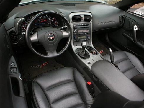 Used 2007 Chevrolet Corvette Coupe w/ Performance Package RWD image 23