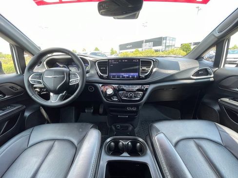 Used 2025 Chrysler Pacifica Select AWD/4WD image 29