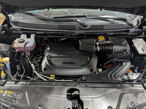 Used 2024 Chrysler Pacifica Touring-L image 18