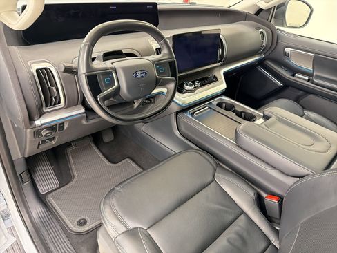 Certified 2025 Ford Expedition Platinum AWD/4WD image 4