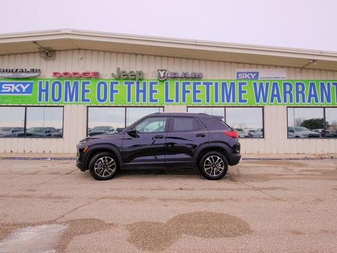 Used 2025 Chevrolet TrailBlazer LT image 3