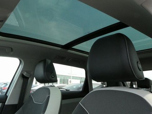 Certified 2025 Volkswagen Taos SE FWD image 33